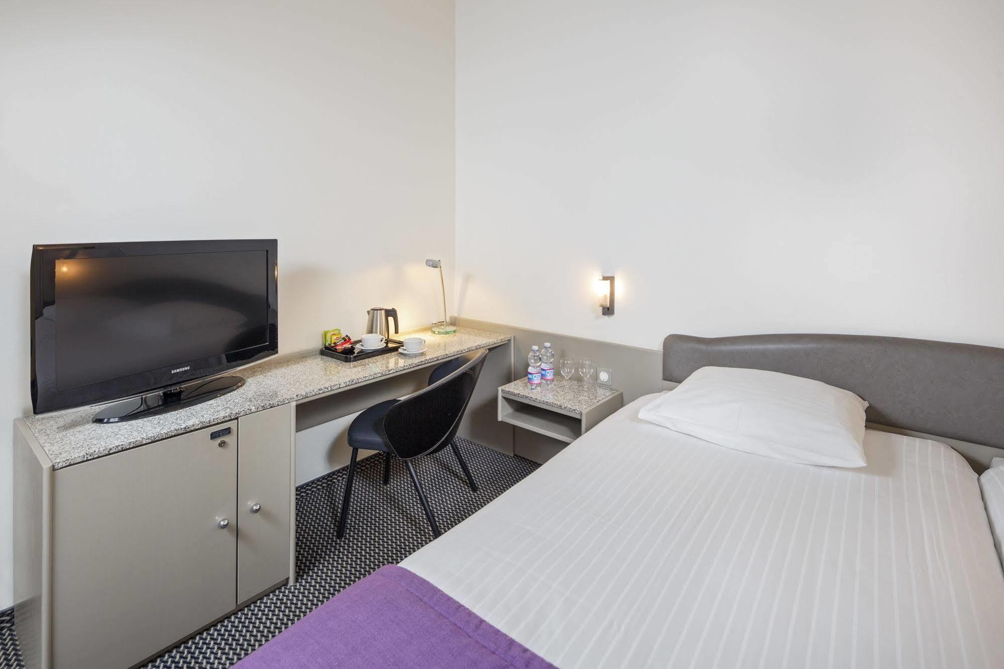 Hotel Fly Away Kloten Exterior foto
